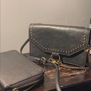 A purse with a wallet